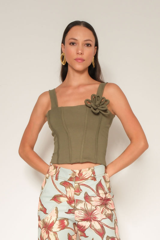 Croptop Maggie en tono oliva con flor lirio