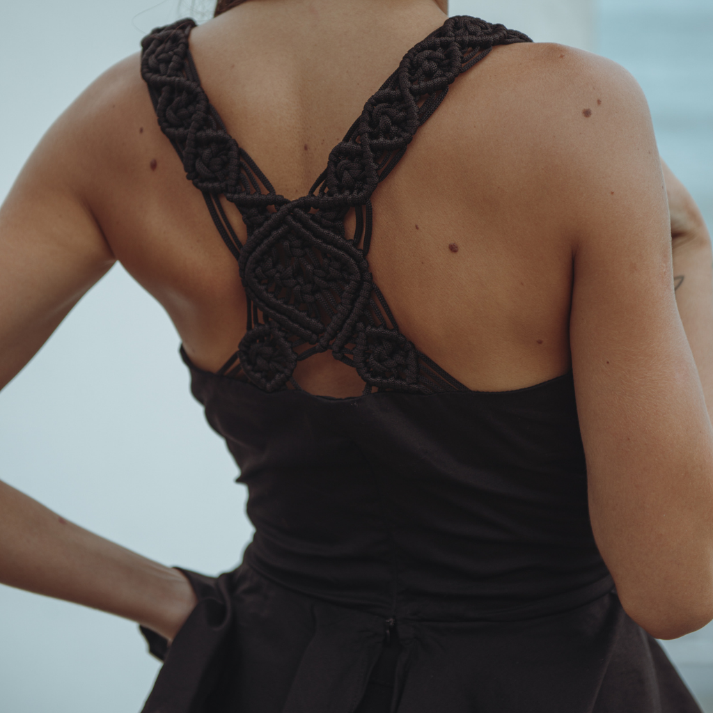 BLUSA NUDO STELLA MACRAME NEGRA