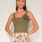 Croptop Maggie en tono oliva con flor lirio