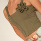 Croptop Maggie en tono oliva con flor lirio